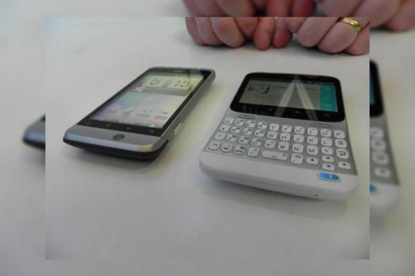 MWC 2011: Facebook Phone În acțiune! HTC Salsa și ChaCha au câte un buton special Facebook (Video)