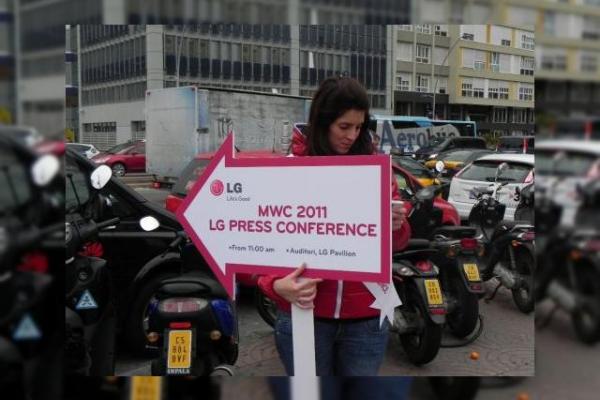 Aventurile unui &ldquo;Mobilissimoâ€ În ziua 1 a MWC: Conferința LG, Xperia Play, tableta Samsung și... omul cu arma!