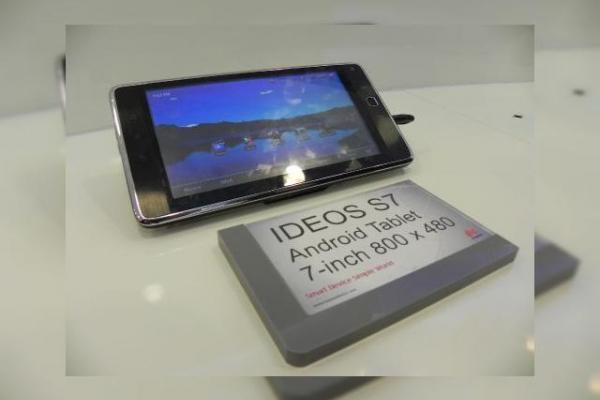 MWC 2011: Aruncăm o privire asupra tabletei Huawei Ideos S7 (Video)