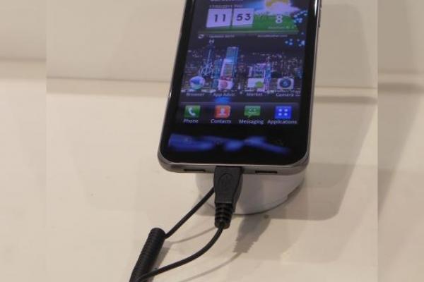 MWC 2011: LG Optimus 2X, primul telefon cu procesor dual core, surprins În acțiune (Video)