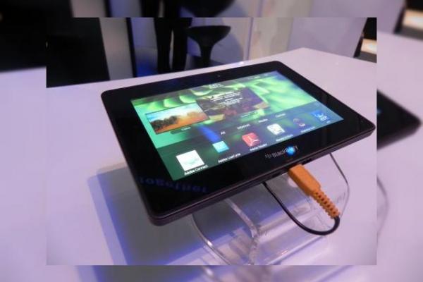 MWC 2011: Tableta BlackBerry PlayBook rulează Quake 3, un film și Adobe Reader simultan (Video)