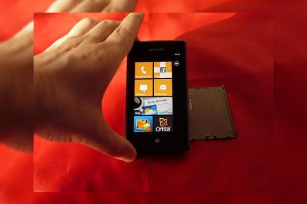 Samsung Omnia 7 este chiar acum pe masa noastră de teste! Primele impresii..