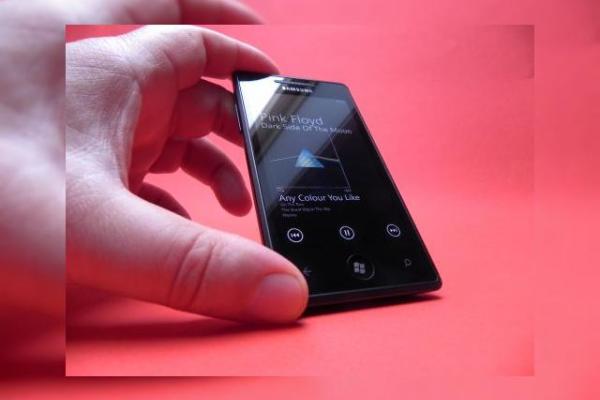 Review Samsung Omnia 7 - Cel mai bun telefon Windows Phone 7? Recenzia Samsung Omnia 7 are răspunsul! (Video)