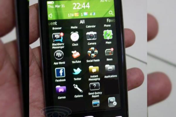 BlackBerry Touch, urmașul lui Storm apare În câteva imagini live; iată primele concluzii
