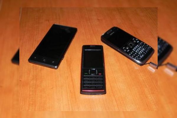 Trei telefoane din nișe diferite: Nokia X2, Nokia E72 și Samsung Omnia 7