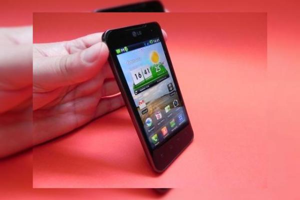 Review LG Optimus 2X - din Cartea Recordurilor pe masa noastră de teste (Video)