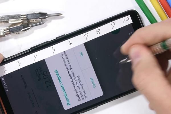 ASUS ROG Phone e torturat de JerryRigEverything: zgâriat, îndoit şi ars, dar "coafura rezistă" (Video)