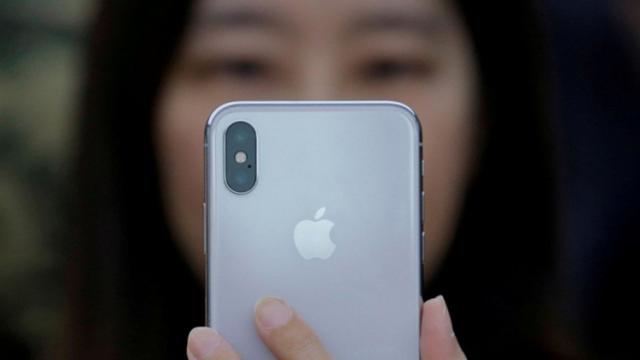 <b>Angajaţi penalizaţi pentru că au iPhone! Se întâmplă în China, la un furnizor Huawei numit MenPad</b>Din seria inedit aflăm astăzi faptul că o serie de angajați ai furnizorului MenPad care colaborează cu Huawei au fost penalizați pentru că dețin iPhone-uri. În general asemenea penalizări se aplică celor care au încheiate contracte de publicitate