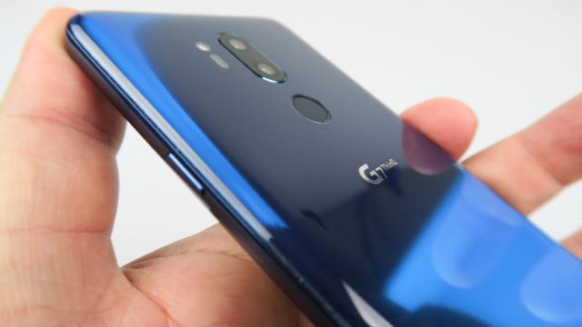 <b>LG G7 ThinQ Review</b>LG G7 ThinQ este finalul unei trilogii am putea spune, o încununare a 3 telefoane care au riscat mult. Pe de o parte l-am avut pe LG G5 modular şi experimental şi apoi LG G6 a încercat să îi rezolve neajunsurile şi a plusat serios la cameră. LG G7 vine..