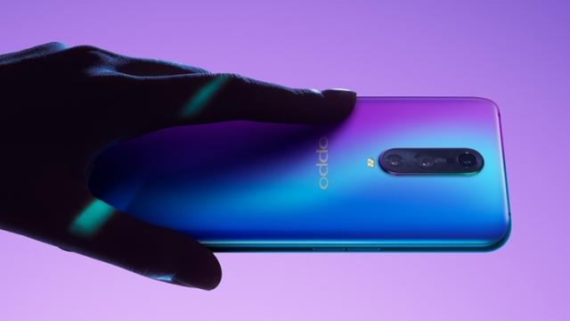 <b>Oppo R17 Pro se încarcă ultra-rapid! Iată de câte minute are nevoie pentru o alimentare completă de la 0 la 100% </b>La ora actuală producătorii din zona smartphone pun un accent mare și asupra tehnologiilor de încărcare ultra-rapidă, cel mai proaspăt exemplu fiind OnePlus care ieri a anunțat tehnologia Warp Charge de 30W prezentă doar pe modelul
