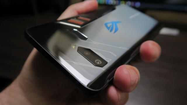 <b>ASUS ROG Phone: Cameră de ZenFone 5, se comportă cam midrange</b>ASUS ROG Phone se prezintă la apel cu camera lui ZenFone 5Z şi a lui ZenFone 5, acelaşi setup la nivel de hardware. E vorba despre o cameră principală duala, cu senzor de 12 MP + 8 MP. Camera principală are un senzor Sony IMX363 de 12 MP cu deschidere..