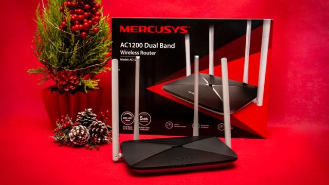 <b>[UPDATE CÂȘTIGĂTOR] Routerul Mercusys AC12 poate ajunge sub bradul tău! Iată cum îl poți câștiga (concurs)</b>După ce ieri v-am oferit o prezentare a router-ului Mercusys AC12, astăzi iată că avem pentru voi și un concurs special care vă poate transforma în posesorul unui asemenea dispozitiv. Ați aflat deja că acest produs este unul de tip dual-band 