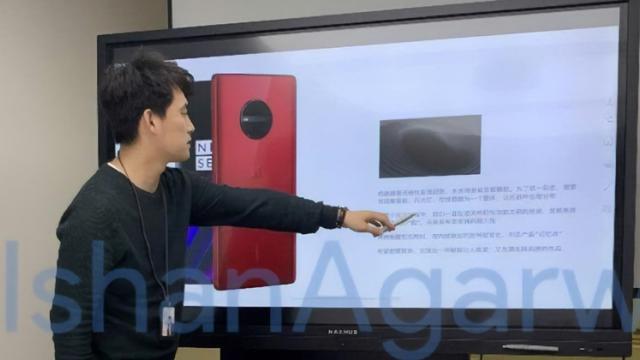 <b>Smartphone-ul OnePlus 5G în varianta prototip apare fotografiat în mâna CEO-ului; Amintește de Lumia 1020</b>O informație pe care am aflat-o de ceva timp este și aceea că OnePlus are în plan lansarea unui prim smartphone 5G din portofoliu undeva în prima parte a anului viitor, fiind vorba aparent despre un model diferit de OnePlus 7 ce 