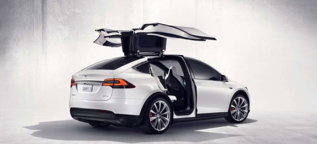 Tesla Model X are buguri serioase, blocaje ale portierelor şi distorsiuni ale imaginii prin acoperişul de sticlă