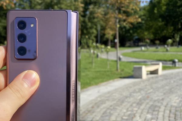 Samsung Galaxy Z Fold 2 5G: Cameră triplă stabilizează bine, ştie şi cu Night Mode, ultrawide