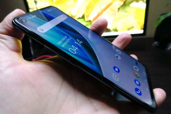OnePlus Nord N10 5G: Display la care atrage refresh rate-ul, poate culorile