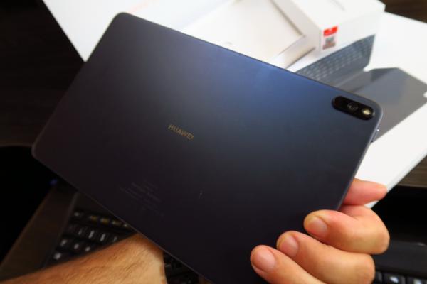 Huawei MatePad Pro: Camera de telefon midrange adusă pe o tabletă premium