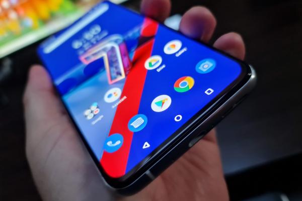 ASUS ZenFone 7 Pro: Display cu 50% mai luminos decât ZenFone 6, Galaxy S20