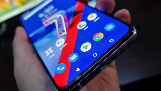 <b>ASUS ZenFone 7 Pro: Display cu 50% mai luminos decât ZenFone 6, Galaxy S20</b>"ASUS ZenFone 6 e un telefon bun... dar...". Acel "dar" era legat de ecranul IPS LCD nu prea luminos al flagship-ului ASUS din 2019. Taiwanezii au plecat urechea spre public, s-au conformat şi de această dată au pus pe smartphone un display Super AMOLED..