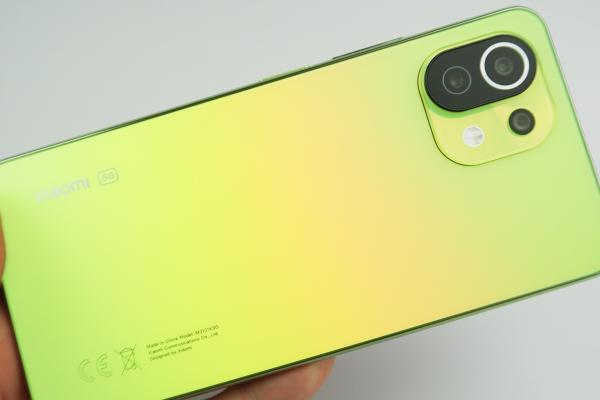 Xiaomi Mi 11 Lite 5G: Design tineresc, un Citrus Yellow şi o talie de care era nevoie