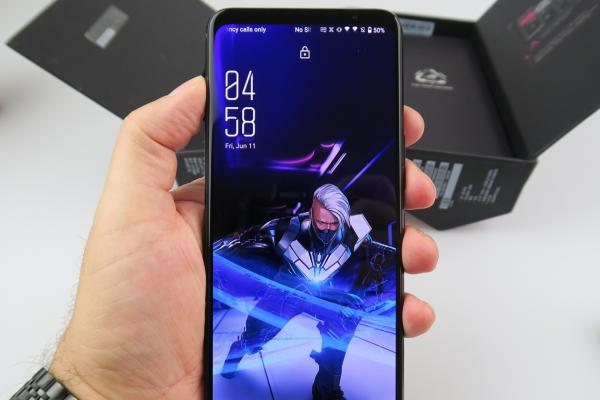 ASUS ROG Phone 5 Pro: Display AMOLED super rapid, luminos și protejat de Gorilla Glass Victus