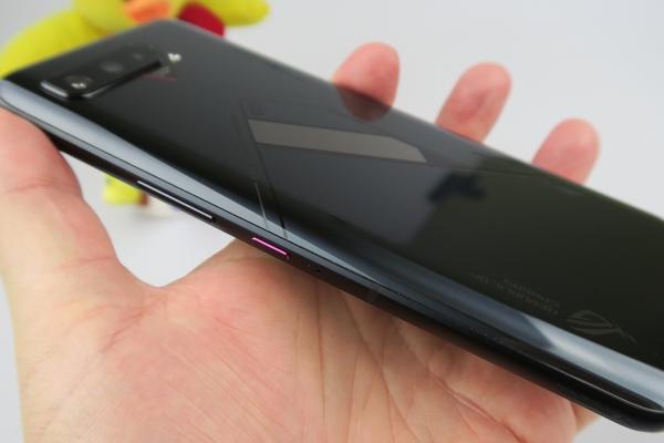 ASUS ROG Phone 5 Pro: Hardware de top 3, extra baterie și mult RAM