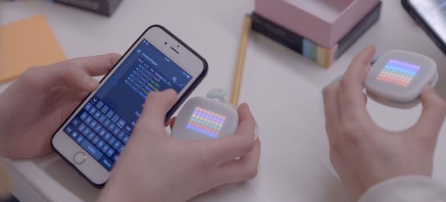 E LUNI e AMAZON: imagiCharm este un breloc iluminat prin intermediul căruia tinerii pot învăța să programeze într-un mod interactiv