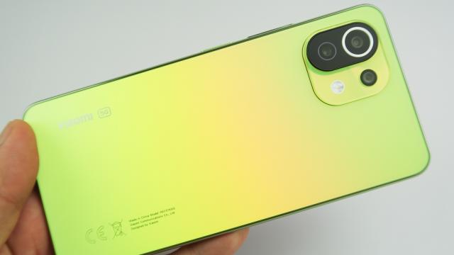 <b>Xiaomi Mi 11 Lite 5G: Design tineresc, un Citrus Yellow şi o talie de care era nevoie</b>Xiaomi Mi 11 Lite 5G vine pe 3 nuanţe, fiecare dintre ele purtând un nume poetic: Truffle Black (negru trufa), Mint Green (verde mentă) şi Citrus Yellow (galben citric). Noi avem cea din urmă versiune la test, care invocă culoarea incertă a unei lămâi