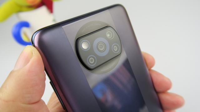 <b>Poco X3 Pro: Un setup quad camera ce produce rezultate bune și filmare 4K</b>Când discutăm despre telefoane midrange, discutăm despre anumite compromisuri făcute pentru reducerea costurilor. Unul dintre ele este făcut, de obicei, la capitolul cameră. Ei bine, la Poco X3 Pro rămâne valabil acest lucru. Nu este un setup rău