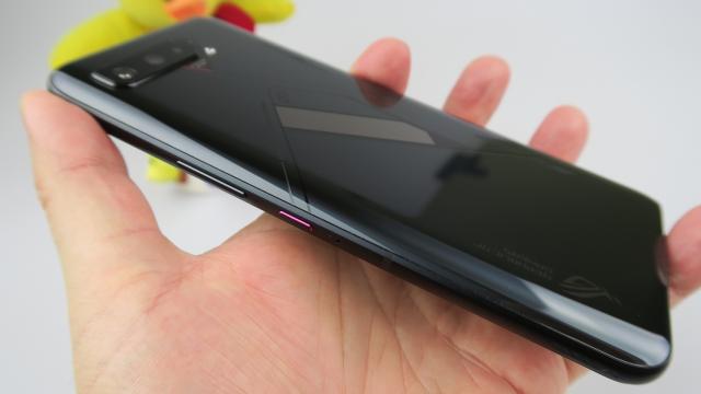 <b>ASUS ROG Phone 5 Pro: Hardware de top 3, extra baterie și mult RAM</b>ASUS ROG Phone 5 Pro sosește într-o singură versiune, cu 16GB RAM și 512 GB de stocare, cei 18GB RAM fiind “dedicați” versiunii Ultimate din serie. Avem deci parte de un hardware tipic de flagship din 2021, fiind acompaniat de puternicul procesor Qualcomm