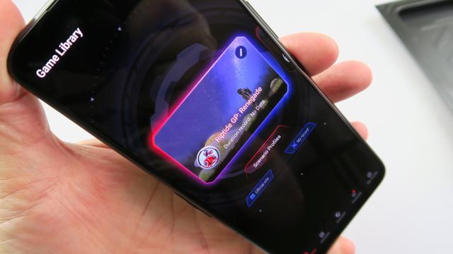 <b>ASUS ROG Phone 5 Pro: Un nou campion în benchmark-uri, dar cu temperaturi pe măsura acestui titlu</b>Când vezi specificațiile lui ASUS ROG Phone 5 Pro, îți dai seama că ai de-a face cu unul dintre cele mai bune flagship-uri de pe piață. Combinația de 16 GB RAM, procesor Snapdragon 888 și ecran cu refresh rate de 144 Hz nu are cum să dea greș