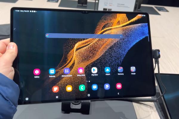 MWC 2022: Samsung Galaxy Tab S8 Ultra - Hands on pentru tableta cu ecran AMOLED uriaș, notch pentru camera selfie duală și stylus la pachet (Video)