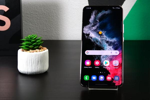 Samsung Galaxy S22+: Display de nota 10, record absolut la luminozitate