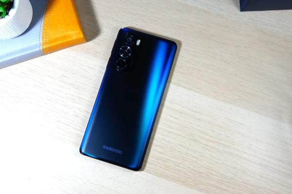 Motorola Edge 30 PRO: Design plăcut prin forme și colorit, am ceva obiecţii la aderenţă