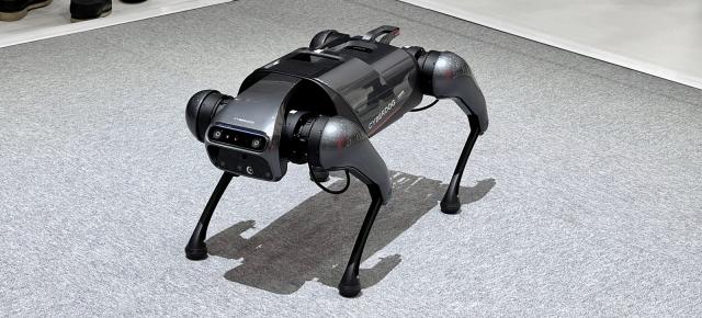 MWC 2022: Robotul patruped, Xiaomi CyberDog, se rostogolește și face senzație în Barcelona (Video)