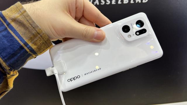 <b>MWC 2022: OPPO Find X5 Pro - Prezentare hands-on pentru flagship-ul cu design artistic, optică Hasselblad și NPU MariSilicon X (Video)</b>În cadrul târgului tehnologic de la Barcelona, MWC 2022, a fost expus și flagship-ul proaspăt lansat al celor de la OPPO - Find X5 Pro. Este primul smartphone ce vine cu NPU MariSilicon X la interior, pentru fotografii de excepție și vine cu un design