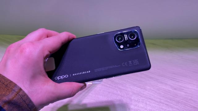 <b>MWC 2022: OPPO Find X5 Prezentare Hands-on - smartphone cu Snapdragon 888, cameră Hasselblad, încărcare la 80W</b>Standul OPPO de la MWC ne-a adus multe noutăți interesante, iar pe lângă fascinantele tehnologii de încărcare rapidă SUPERVOOC 150W și 240W, am avut prezentate și telefoanele din seria Find X5. Colegul Alex se află în Barcelona și ne-a adus 