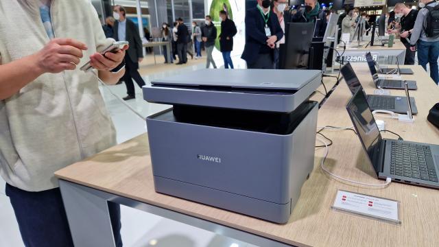 <b>MWC 2022: Huawei PixLab X1 este imprimanta laser care poate imprima 1500 pagini cu un cartuş</b>Huawei a prezentat la evenimentul de la MWC 2022 o serie de produse din game noi, precum imprimanta PixLab X1. Este un model laser monocrom, care surprinde prin economia oferită companiilor care o cumpără. Aveţi un demo cu ea 