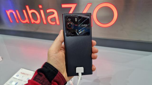 <b>MWC 2022: ZTE nubia Z40 Pro Prezentare Hands-on - flagship cu "încărcare magnetică", cameră cu obiectiv de 35mm și senzor custom</b>Tot de la MWC 2022 ne sosește astăzi un material video hands-on proaspăt, cu un telefon la fel de proaspăt. Alex l-a văzut la standul ZTE pe nimeni altul decât Nubia Z40 Pro - flagship anunțat cu doar câteva zile în urmă și care poate 