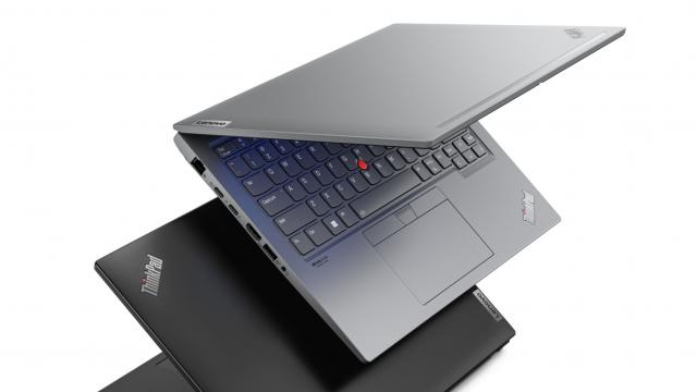 <b>MWC 2022: Seria de laptop-uri Lenovo ThinkPad T este actualizată cu modele Intel 12th Gen/Ryzen PRO 6000 și opțiuni de 14 sau 16 inch</b>Compania cu cele mai multe produse lansate în perioada MWC 2022 a fost cu siguranță Lenovo, care deși nu a avut un stand dedicat în Barcelona, a anunțat o mulțime de noutăți. Laptop-urile au fost în centrul atenției și azi vă prezentăm
