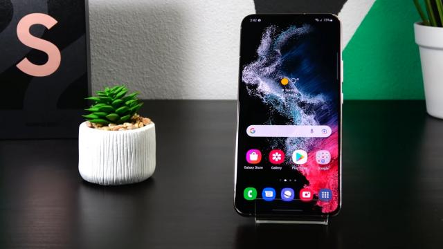 <b>Samsung Galaxy S22+: Display de nota 10, record absolut la luminozitate</b>În ce priveşte ecranul, avem la dispoziţie un panou Dynamic AMOLED 2X de 6.6 inch, cu 0.1 inch mai puţin decât la predecesor. Este un ecran plat, cu suport HDR10+ şi refresh rate dinamic, ce ajunge până la 120 Hz. Iniţial au fost neclarităţi şi fusese