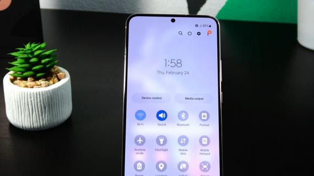 <b>Samsung Galaxy S22+: Conectivitate de flagship din 2022, cu viteze ridicate</b>La conectivitate bifăm toate cele necesare, de la portul USB-C 3.2 la Wi-Fi 6E şi 5G. Există şi suport GPS (dar şi GLONASS, Beidou, Galileo, AGPS), Bluetooth 5.2 şi NFC pentru plăti. Conexiunea UWB (Ultra Wideband) e disponibilă aici, pentru conectarea