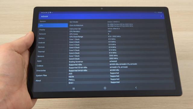 <b>Samsung Galaxy Tab A8 10.5 2021: Hardware de buget clasic, cu CPU Unisoc, difuzoare quad</b>Samsung Galaxy Tab A8 10.5 2021 este o tabletă de buget şi am testat-o în versiunea 4G, care are slot nano SIM. Are şi varianta Wi-Fi evident. Tableta foloseşte un ecran de 10.5 inch TFT cu rezoluţie de 1920 x 1200 pixeli. La interior se afla un procesor 