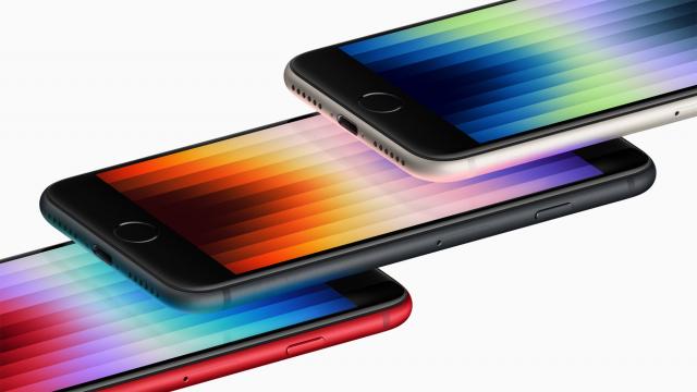 <b>iPhone SE (2022) este oficial! Cel mai ieftin smartphone 5G Apple vine cu puternicul procesor A15 Bionic de pe iPhone 13 și costă 429 dolari</b>Evenimentul Apple din această seară nu a dezamăgit și ne-a adus lansarea lui iPhone SE+ 5G, un terminal pentru cei care caută în continuare ceva compact și la un preț mai bun decât celelalte modele din portofoliu. Noul venit pornește de la 