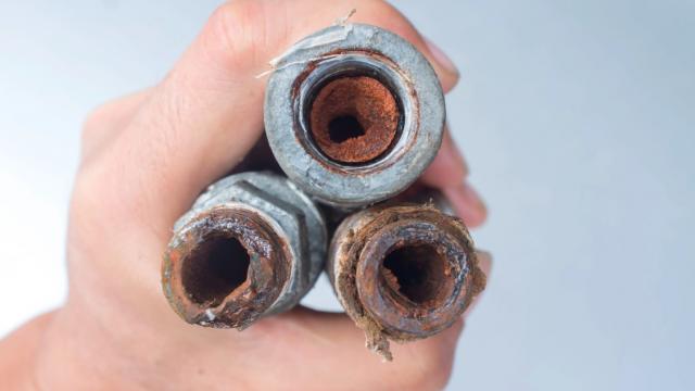 <b>Un nou exploit cunoscut drept "Țevile Murdare" pune în pericol telefoanele cu Android 12 din fabrică, inclusiv Pixel 6 și Galaxy S22; Cum te protejezi?</b>"Țevile murdare" sunt un motiv de îngrijorare nu doar în bucătărie, ci și pentru telefoane mai nou. Descoperim astăzi detalii despre o nouă vulnerabilitate intitulată 'Dirty Pipe' care afectează telefoanele care rulează Android 12 din fabrică