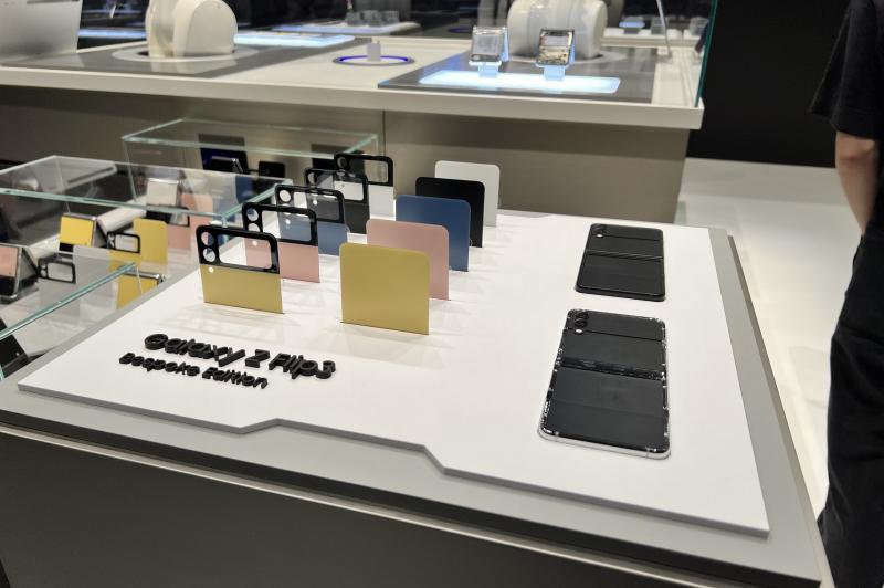 Samsung Galaxy Z Flip3 Bespoke Edition - Galerie foto MWC 2022: Galaxy-Z-Flip-3-Bespoke_14.jpg