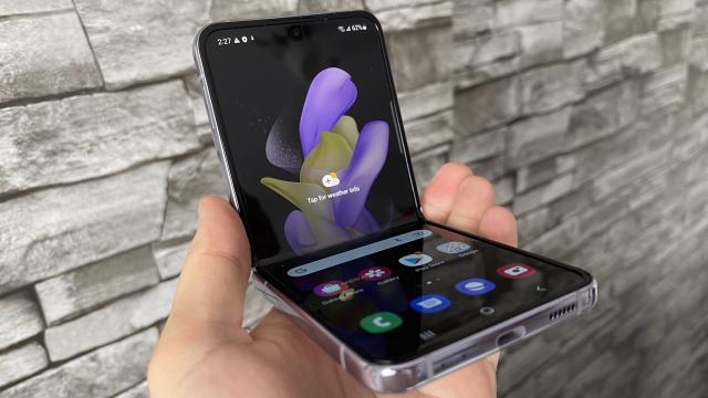 <b>Samsung Galaxy Z Flip4: Display-uri ca la predecesor, dar muchii mai înguste și Gorilla Glass Victus+ în față</b>Samsung Galaxy Z Flip4 are după cum bine știi, două display-uri, cel principal pliabil de la interior și cel secundar de la exterior. Aceste panouri par neschimbate față de predecesorul Galaxy Z Flip3, doar că apar mici noutăți precum marginile 