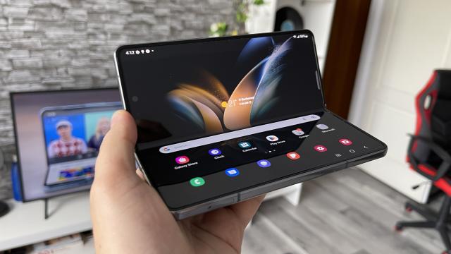 <b>Top 5 elemente care îl recomandă pe Samsung Galaxy Z Fold4 ca telefon pliabil Alpha</b>Închei două săptămâni de utilizat telefonul pliabil Samsung Galaxy Z Fold4 şi pot să zic că mi-am făcut treaba excelent cu el, fie că vine vorba de verificat ştiri din Feedly, scris mailuri, vizionat video-uri sau chiar redactat paragrafe 