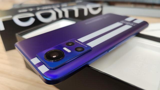 <b>realme GT Neo4 îşi face apariţia pe un site din China, ar urma să se lanseze în curând</b>Nici nu a sosit bine realme GT Neo 3 150W în România şi deja putem începe să vorbim despre realme GT Neo 4. Un telefon realme suspectat că ar fi GT Neo 4 a apărut pe un site de certificare din China şi ar urma să debuteze în curând