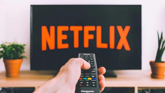 <b>Abonamentul Netflix cu reclame ar urma să coste între 7 şi 9 dolari; Câte minute de reclamă vedem pe oră?</b>2022 pare să fie un an dificil pentru Netflix, între sutele de mii de abonaţi pierduţi, faptul că Disney+ a depăşit platforma ca număr de abonaţi şi ameninţarea blocării de Password Sharing. Gigantul reţelelor de streaming vrea să contracareze pierderea